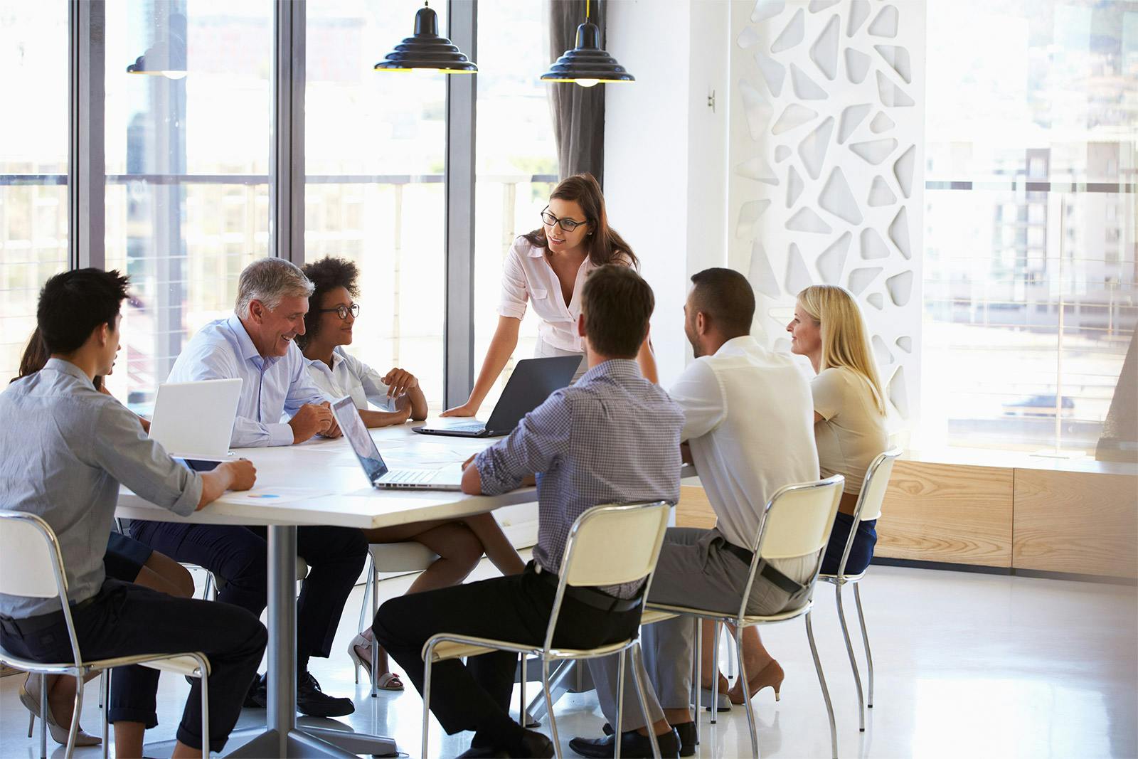 ejecutiva liderando una reunion con su equipo